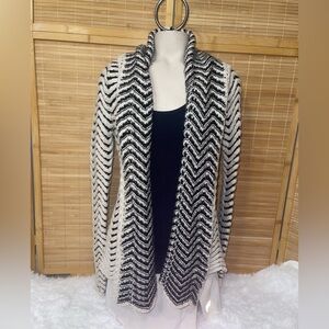 BKE Boutique black cream chevron-patterned open-front knit cardigan sweater M